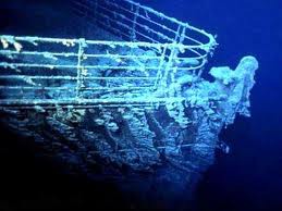Proue du Titanic, la lumière provient d'un sous marin ultra perfectionné